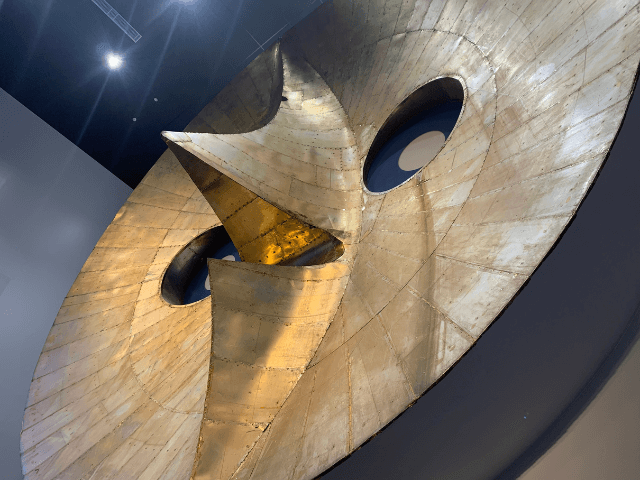 EXPO’70パビリオン別館黄金の顔下からの写真