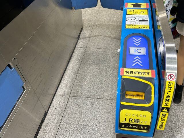新大阪駅のにあるR乗り換え口の自動改札機の写真
