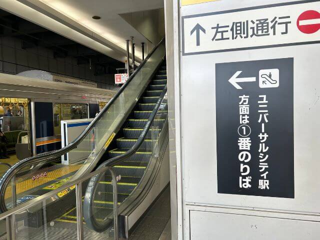 大阪駅エスカレーターの写真