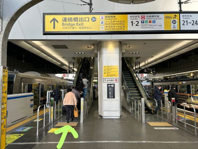 大阪駅ホームの写真