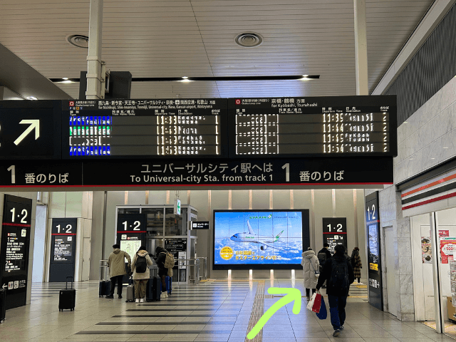 大阪駅で１番線に向かう写真
