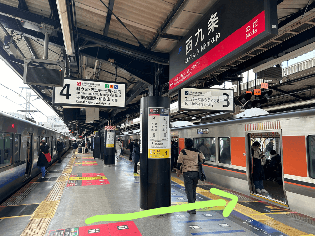 西九条駅でユニバーサルシティ駅への乗り換えを説明する写真